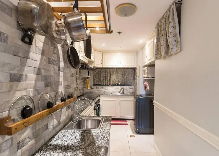 Appartement Hideaway , Need, And Nothing Don't